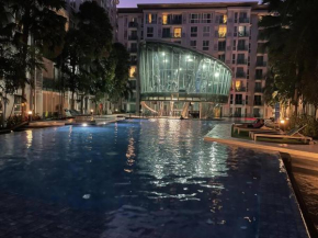 Stylish Condo with pool, sauna, steam room & gym